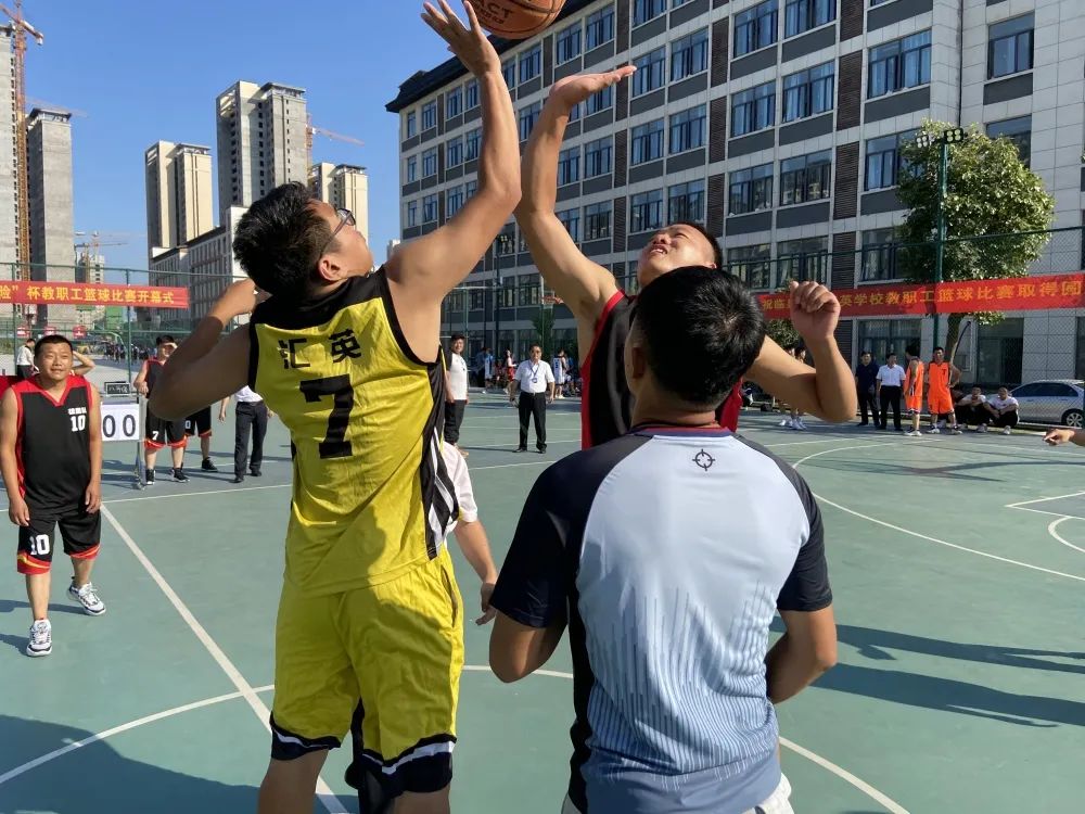 包含比赛中变换多端的进攻战术引发了阵阵掌声的词条