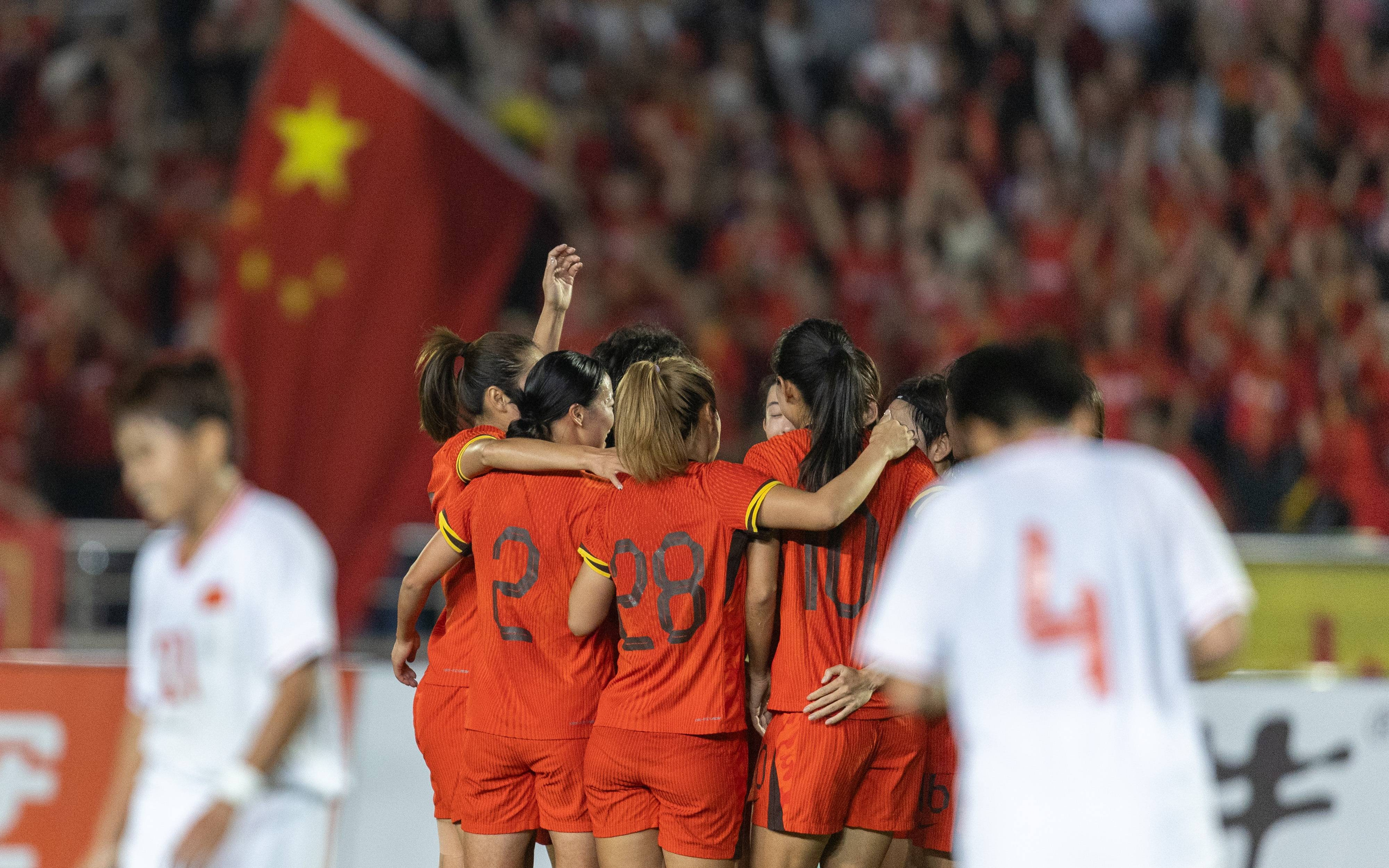 包含国际女足比赛精彩纷呈，双方实力均衡争夺激烈的词条